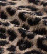 Musculosa de poliéster y elastano con estampado animal print, escote en V y lazo en la espalda.