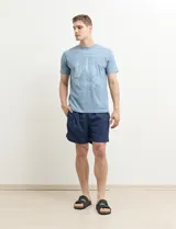 Short de baño azul con cintura elástica y cordón ajustable.