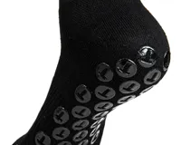 Medias deportivas negras con logo Tiffosi en blanco en la parte superior y detalles antideslizantes en la planta del pie.