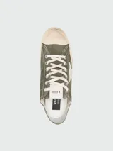 Championes Golden Goose modelo V-Star, color verde con detalles en blanco y suela con efecto envejecido.