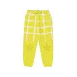 Pantalón amarillos tipo sweatpants con estampado tie-dye y estrellas.
