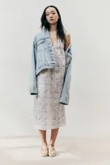 Vestido largo con estampado de motivos marinos en tonos azules, escote en V y tirantes finos que se cruzan en la espalda.