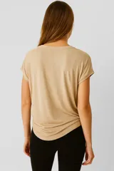 Remera de viscosa color gris claro con estampado abstracto en el frente, de manga corta, corte al cuerpo y cuello redondo.