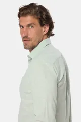 Camisa de lino blanca de manga larga, con bolsillo en el pecho con logo bordado y botones personalizados.