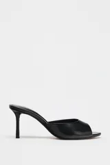 Zapato tipo mule de cuero negro con punta redonda y tacón fino.
