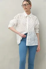 Jean chupín de tiro alto color azul oscuro, con bolsillos delanteros y traseros, confeccionado en denim con textura suave y leve elasticidad que se adapta al cuerpo.
