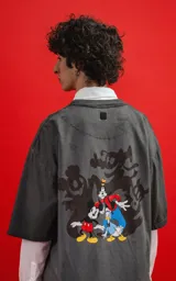 Remera gris de manga corta con cuello redondo y calce oversize. Estampado de Mickey Mouse en el pecho.