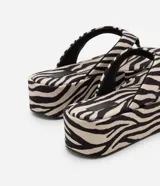 Sandalia ojota flatform con plataforma mediana y estampado animal print de zebra.