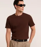 Remera de hombre color marrón confeccionada en algodón y poliéster, de corte regular, manga corta, cuello redondo y textura waffle.