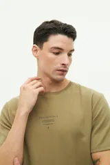Remera blanca de manga corta con logo estampado en el pecho.