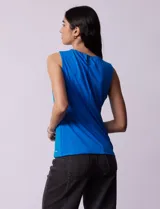 Blusa sin mangas color amarillo, con cuello redondo con frunces delanteros y abertura con botón en la espalda.