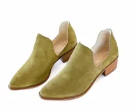 Botín de gamuza color verde oliva, con escote lateral y taco de madera.