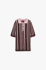 Jersey tipo polo de punto a rayas verticales marrones, rosas y blancas, con cuello solapa rosa y escote pico con botones.