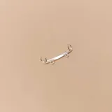 Dije de plata 925 con forma de percha con tres argollas para colgar dijes.