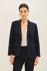 Blazer azul marino de denim con forro azul satinado, solapas de muesca, cierre frontal con un botón, bolsillos delanteros con solapa y puños con botones.
