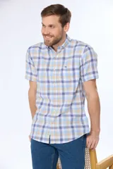 Camisa de manga corta con cuello abotonado y corte slim fit. Presenta un estampado a cuadros en tonos celeste, azul y beige.