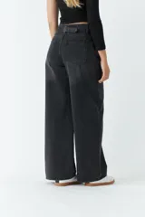 Pantalón de jean negro de tiro medio y corte wide leg.