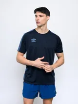 Remera deportiva Umbro azul marino con recortes en azul y diseño geométrico en los hombros.
