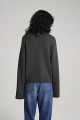 Cárdigan gris de tejido de punto con bolsillos delanteros y mangas anchas.