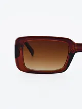 Lentes de sol rectangulares con montura de acetato color marrón y lentes degradadas en marrón.