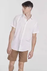 Bermuda de gabardina color gris oscuro, corte chino, con bolsillos laterales y traseros.