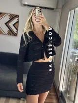 Torerita de crochet color crudo, con mangas largas y cordón para atar en el delantero. Talle único.