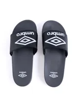 Ojotas negras marca Umbro, con logo blanco en la tira superior.