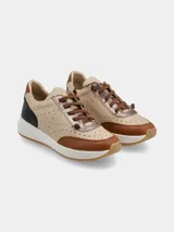Zapatillas urbanas Walk Flex para mujer, color beige con detalles en marrón y negro. Presentan cordones marrones, perforaciones decorativas y suela gruesa con textura.