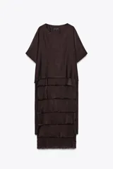 Vestido midi color marrón oscuro confeccionado en hilatura con viscosa y algodón. Tiene cuello redondo, manga corta y bajo con volantes desflecados y aberturas laterales.
