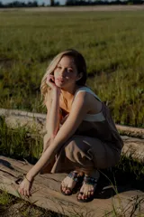 Conjunto de top y pantalón color beige. El top es de breteles anchos, con escote cuadrado y detalle de bordado en el frente. El pantalón es de corte recto y ancho, con bolsillos laterales y cintura con elástico y botones.