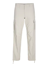 Pantalón cargo color beige de corte relajado con cierre de gancho y cremallera. Cuenta con bolsillos traseros, frontales y laterales, tiro medio y detalle de cordones en los dobladillos. Marca Jack & Jones.