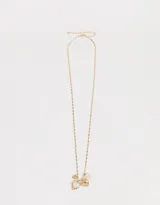 Collar largo dorado con cadena de eslabones planos y dijes colgantes: corazón con borde dorado y centro iridiscente, corazón dorado con strass y cuarzo rosa facetado.