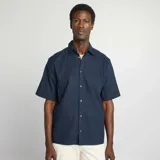 Camisa de manga corta azul de corte estándar confeccionada en mezcla de lino.