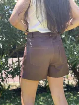 Short de cuero color chocolate con costuras en contraste color naranja.