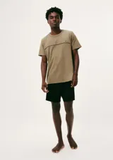 Conjunto de pijama para hombre, compuesto por una remera de manga corta color marrón con una línea horizontal negra en el pecho y un short negro.