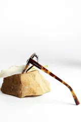 Lentes de sol carey con forma de ojo de gato y lentes degradadas en azul.