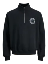 Buzo negro de manga larga con cuello alto y cierre frontal de media cremallera. Presenta un ajuste holgado, interior afelpado y un estampado circular en el pecho con texto en blanco y azul.