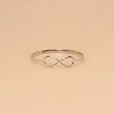 Anillo de plata 925 con diseño de infinito.