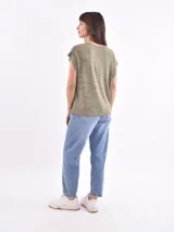 Remera color oliva con escote en V y mangas cortas.