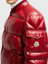 Campera puffer roja brillante con capucha, cierre de botones a presión y bolsillos con solapa.