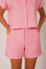 Short de vestir color rosado, de tiro alto, con bolsillos laterales y presillas para cinturón.