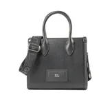 Cartera tote chica de símil cuero graneado color negro, con acceso por cierre y correa regulable con el logo de XL Extra Large estampado.