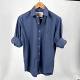 Camisa de manga larga azul de algodón con efecto piel de durazno y logo bordado a tono.