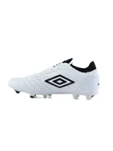 Championes de fútbol Umbro Legend color blanco con detalles en naranja.