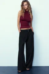 Musculosa marrón con cuello alto.