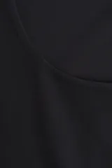 Musculosa corta de microfibra suave, color negro, de ajuste entallado con escote cuadrado pronunciado y bajo recto.