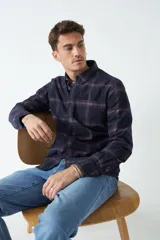 Camisa de pana a cuadros azul marino y rojo, de manga larga, con fit regular, cartera con botones y bolsillos con botones.