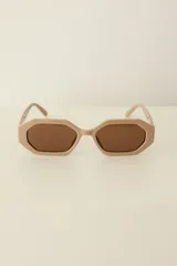 Lentes de sol con marco hexagonal de policarbonato en color bordó y cristales oscuros. Cuentan con protección UV400.