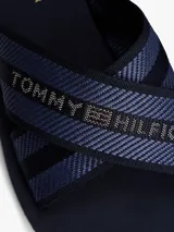Ojotas Tommy Hilfiger con tiras cruzadas de tejido trenzado con logo tonal de la marca.