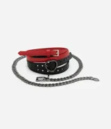 Set de tres cinturones: uno rojo liso con hebilla cuadrada, uno negro con perforaciones en forma de corazón y hebilla en forma de corazón, y uno de cadena metálica con hebilla cuadrada.
